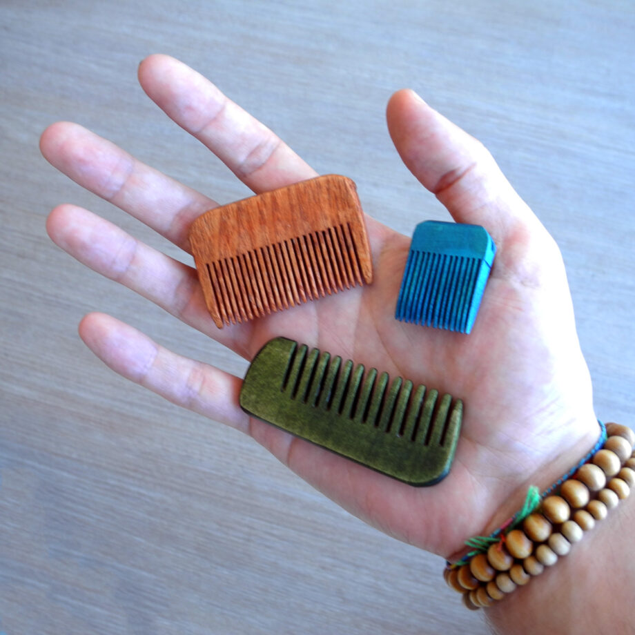 Tre pettinini in legno per barba - immagine 2
